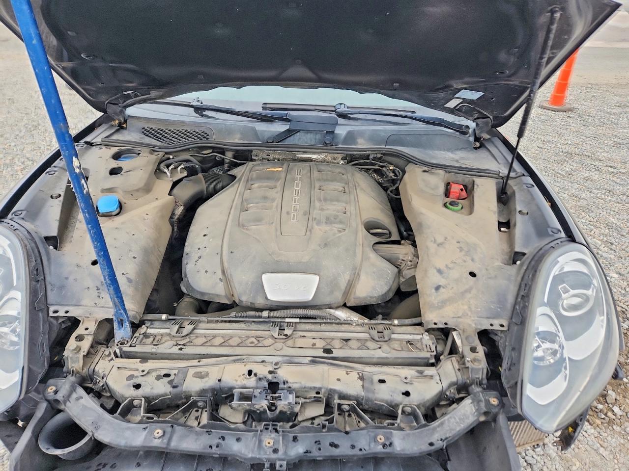 2015 PORSCHE CAYENNE