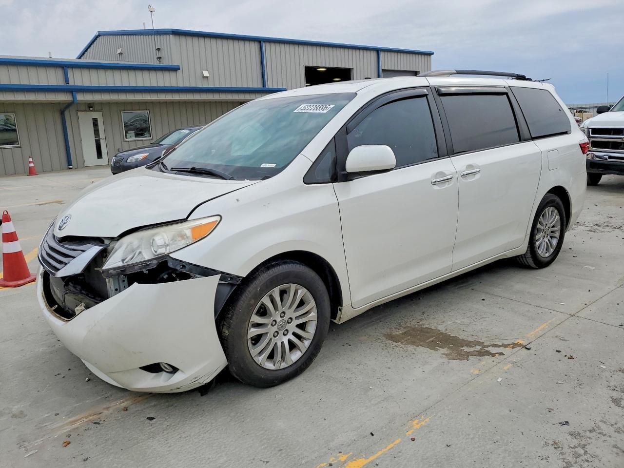 2017 TOYOTA SIENNA