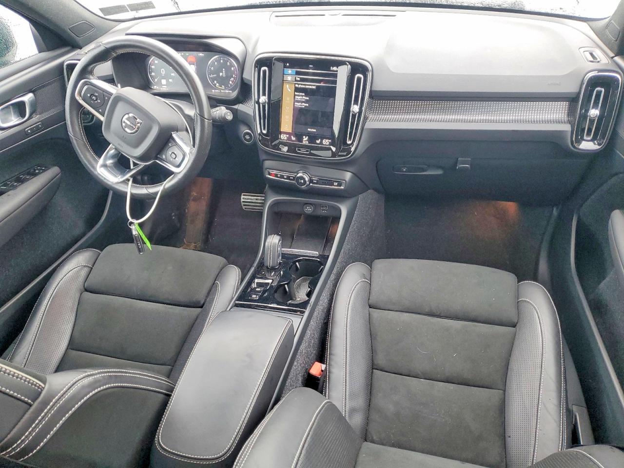 2021 VOLVO XC40