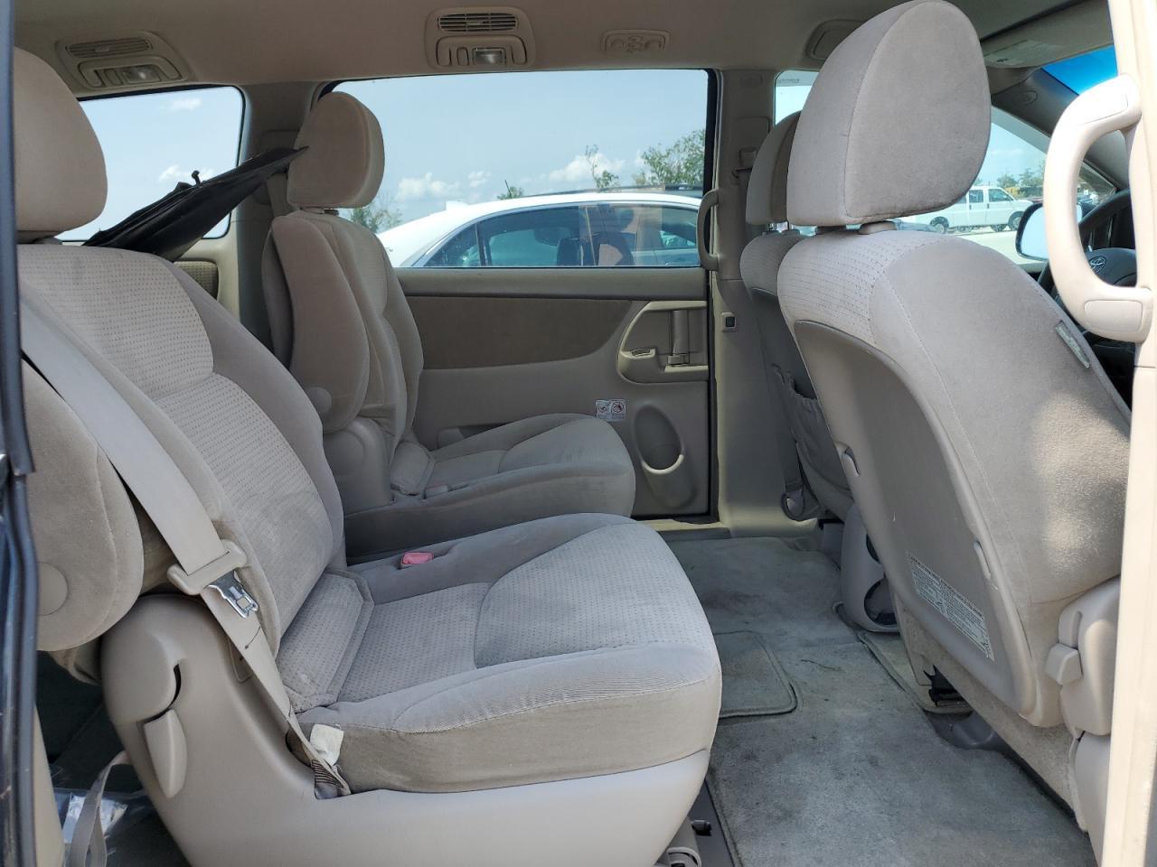 2010 TOYOTA SIENNA