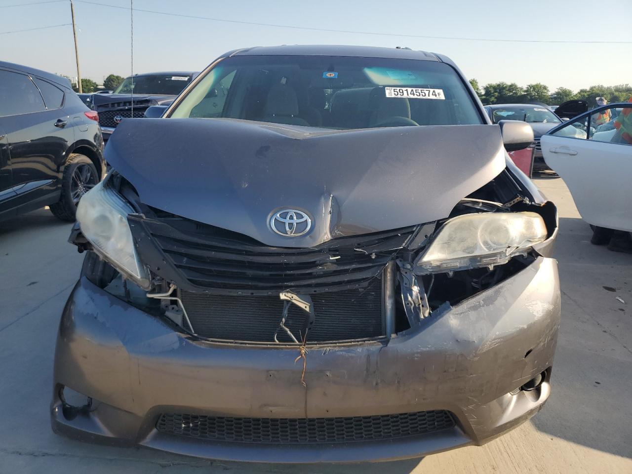 2014 TOYOTA SIENNA
