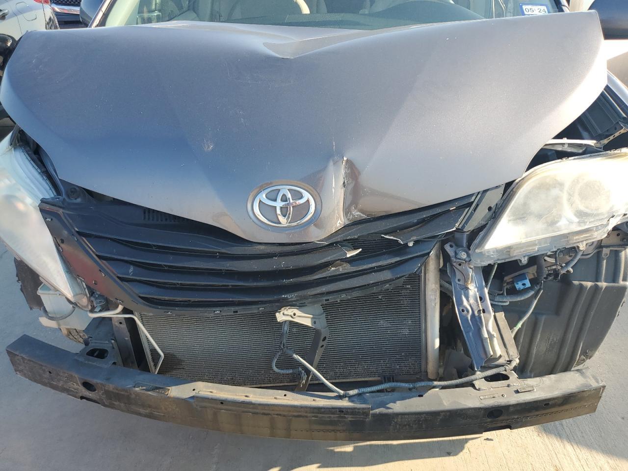 2014 TOYOTA SIENNA