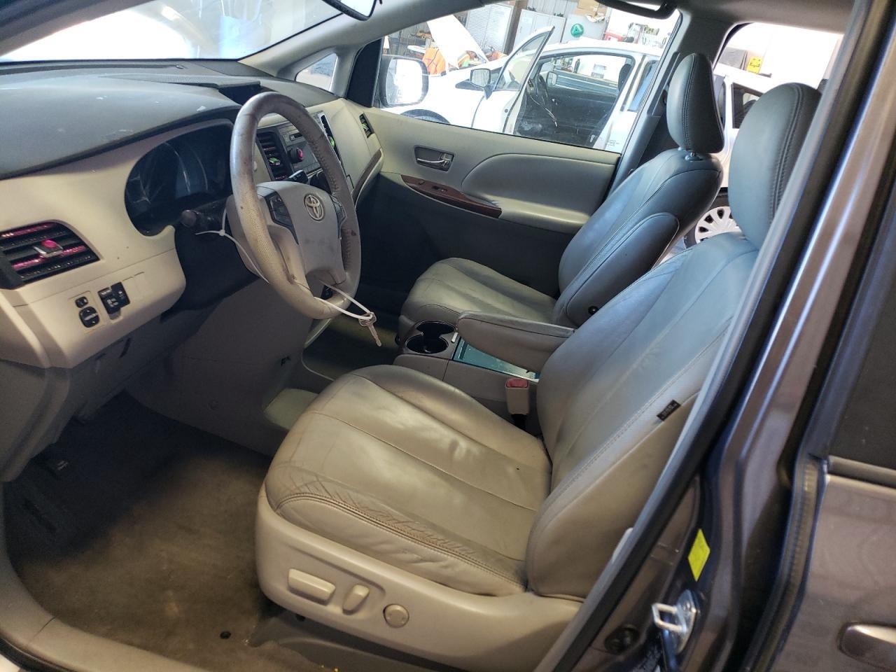 2011 TOYOTA SIENNA