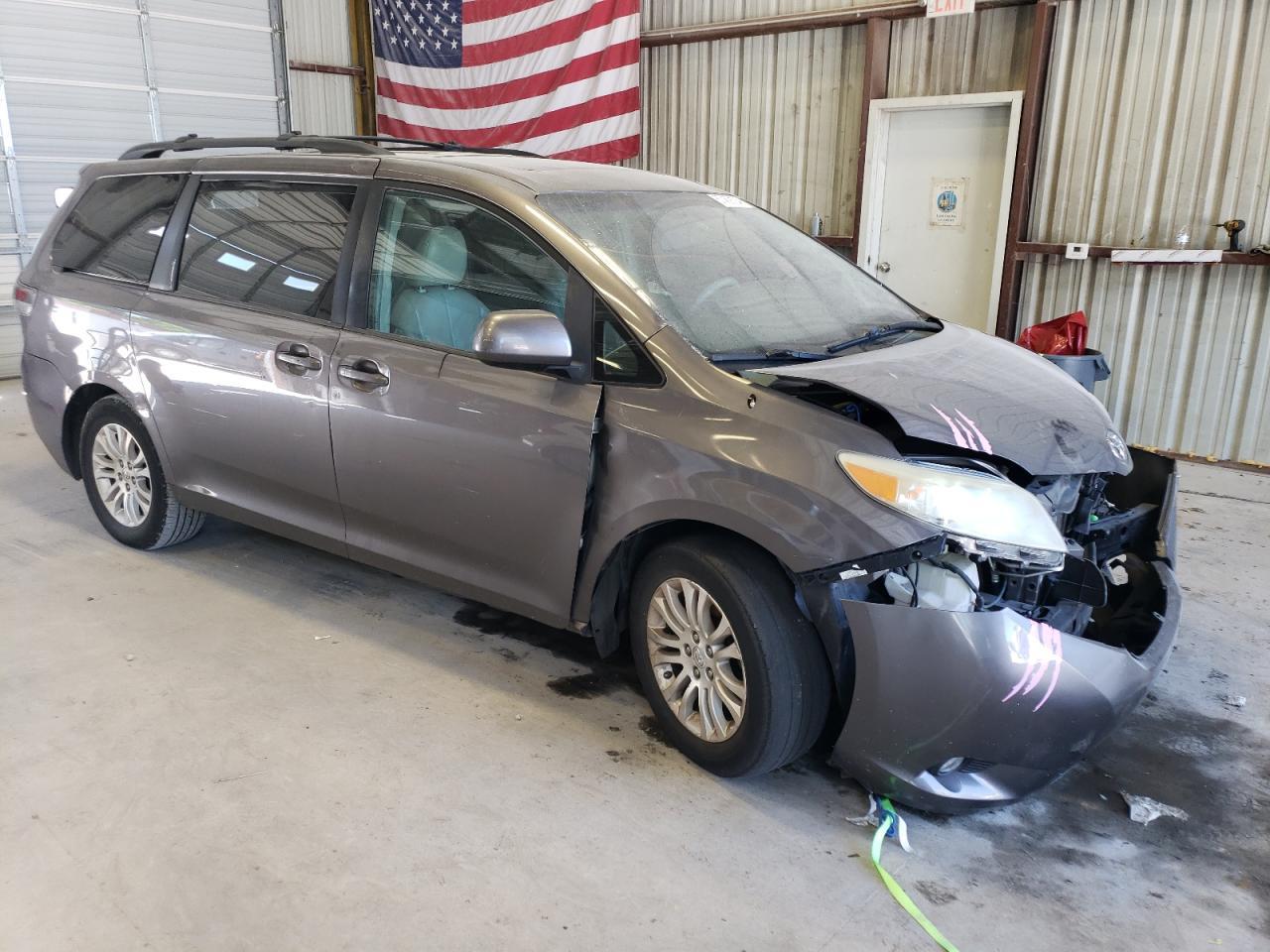 2011 TOYOTA SIENNA