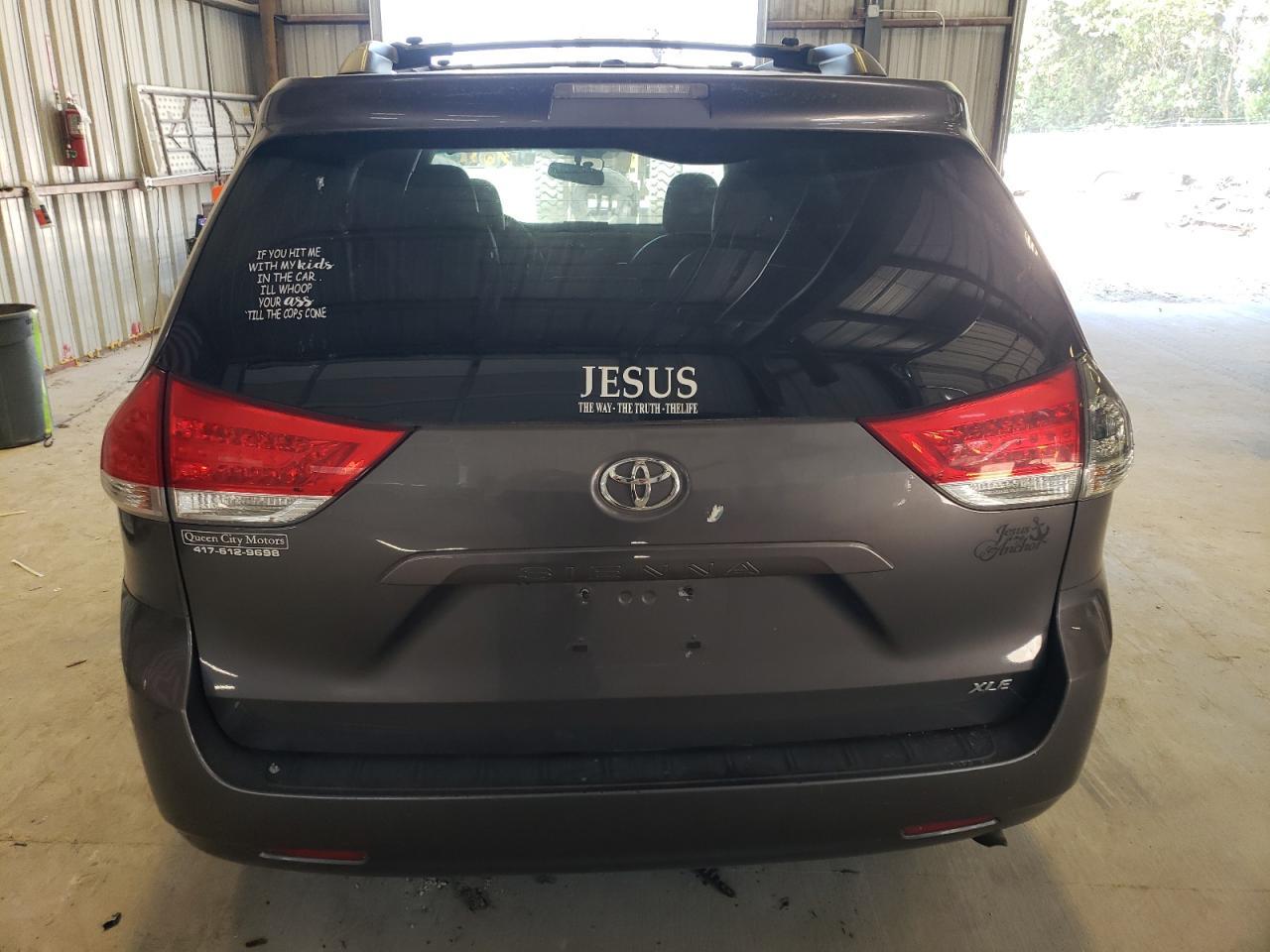 2011 TOYOTA SIENNA