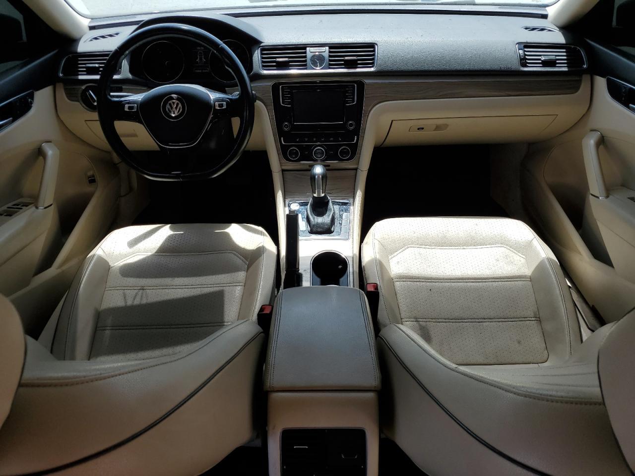 2017 VOLKSWAGEN Passat