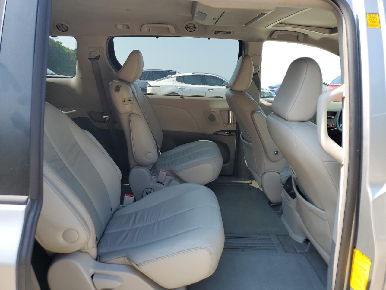 2011 TOYOTA SIENNA