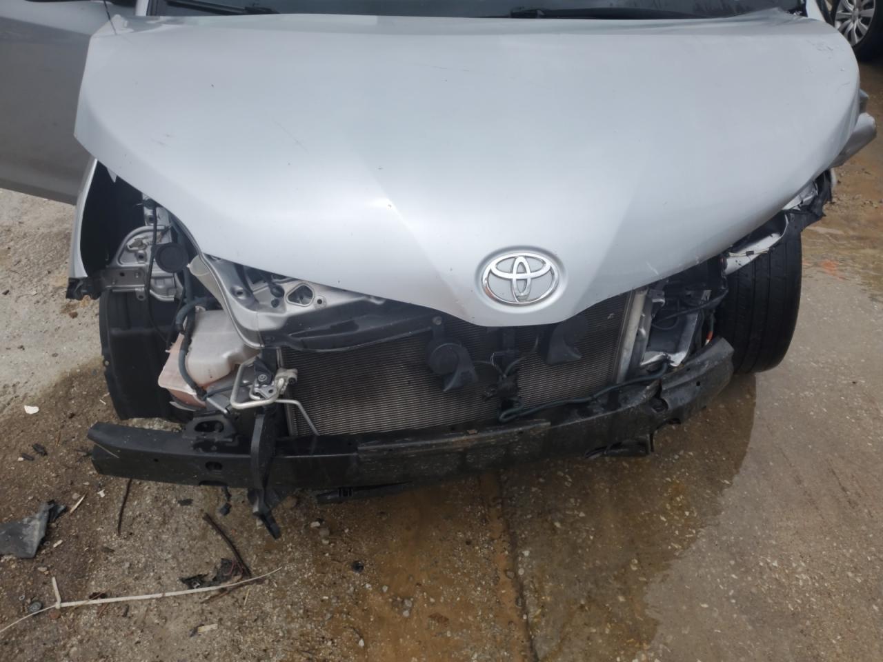 2011 TOYOTA SIENNA