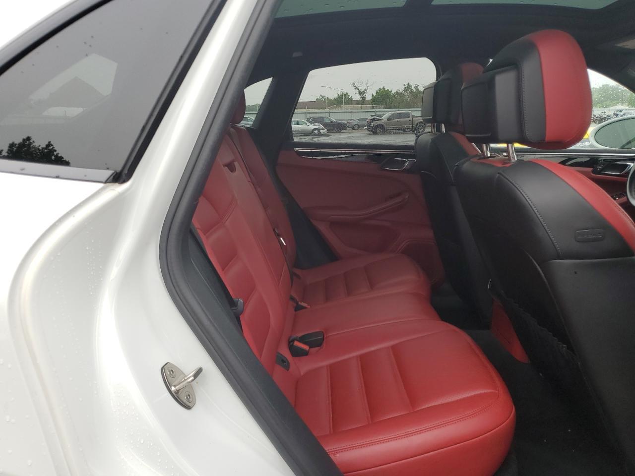 2016 PORSCHE Macan