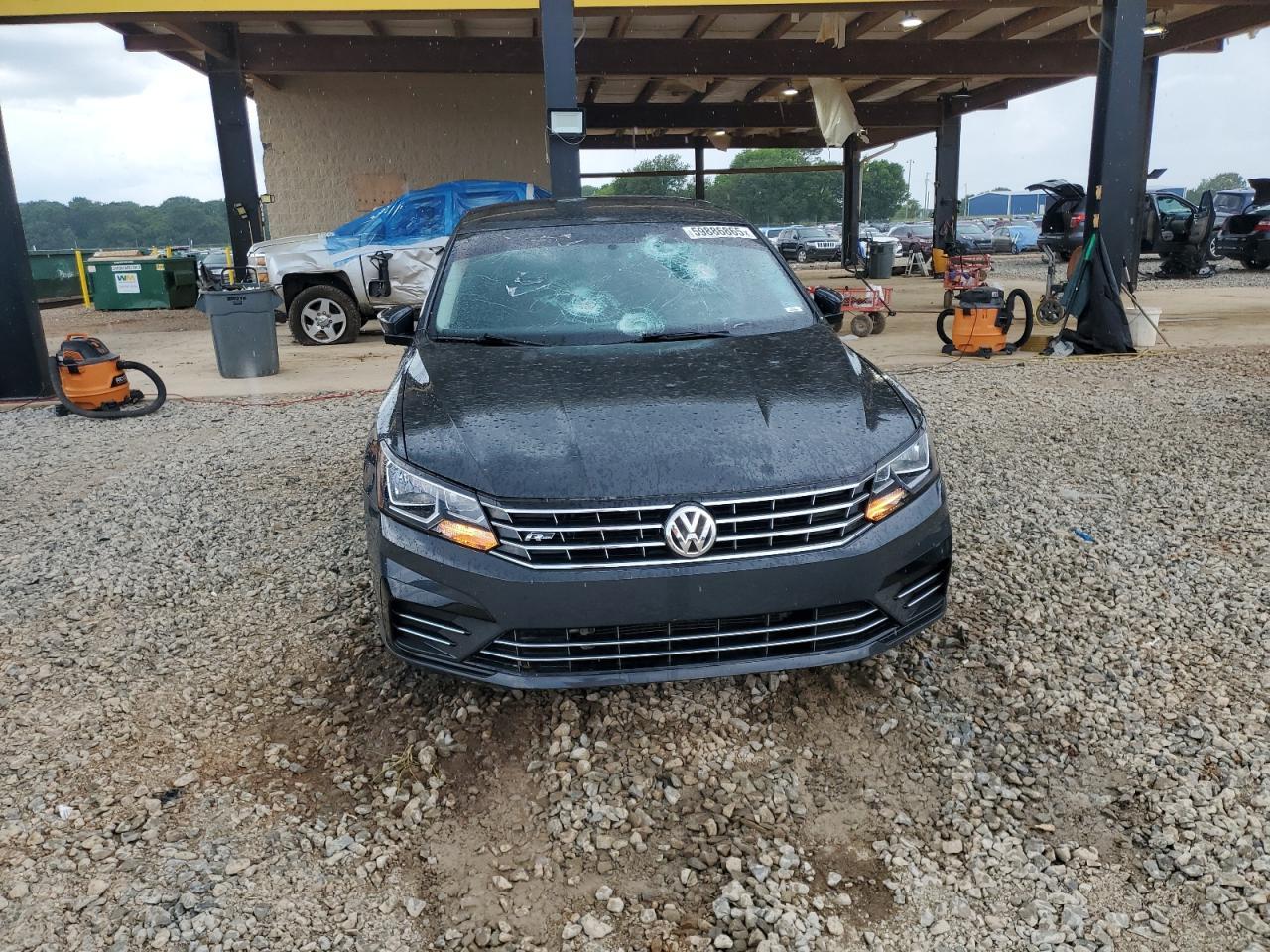 2017 VOLKSWAGEN Passat