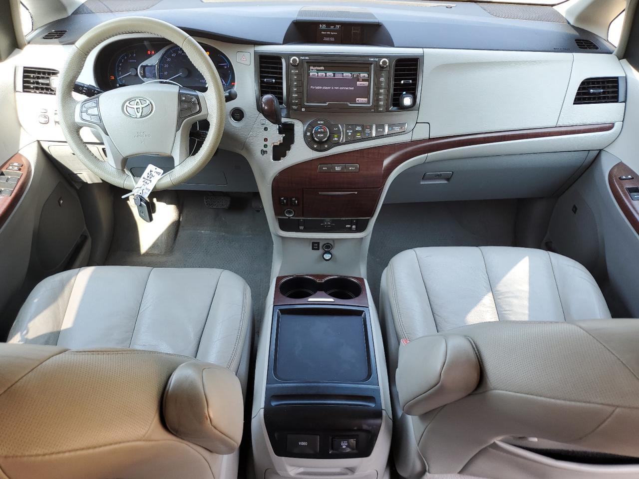 2011 TOYOTA SIENNA