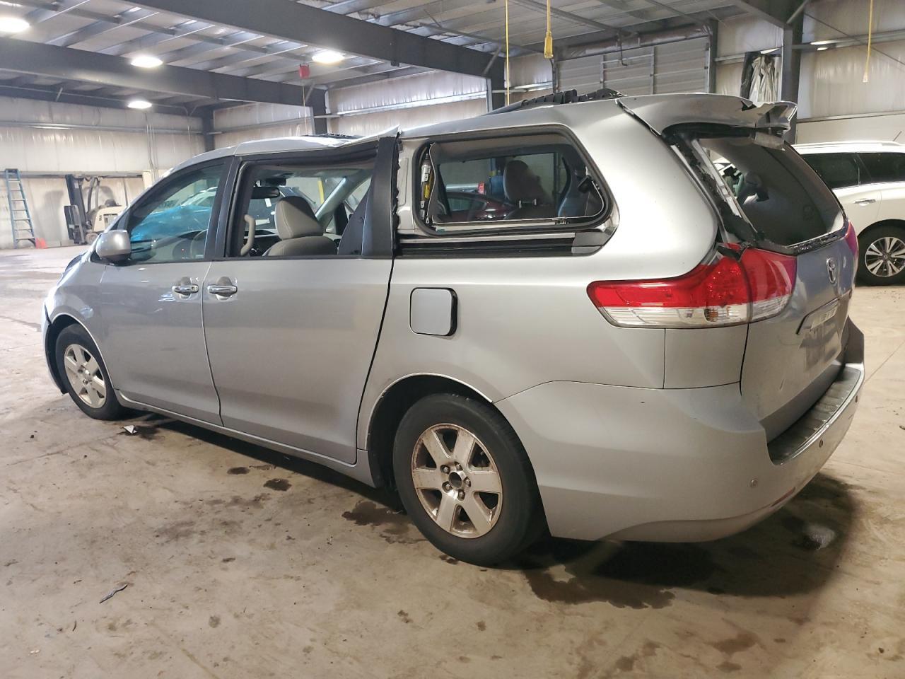 2012 TOYOTA SIENNA