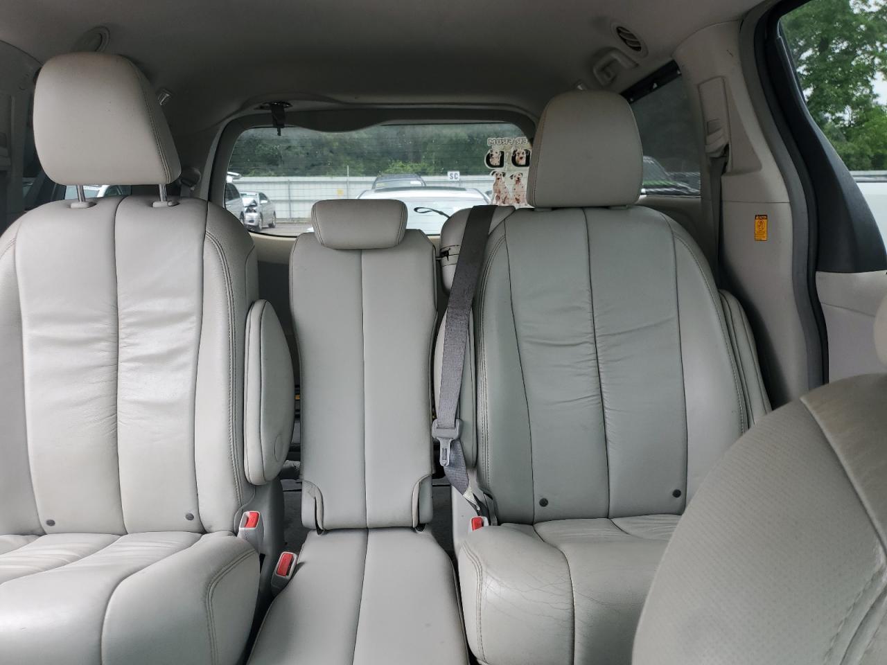 2011 TOYOTA SIENNA