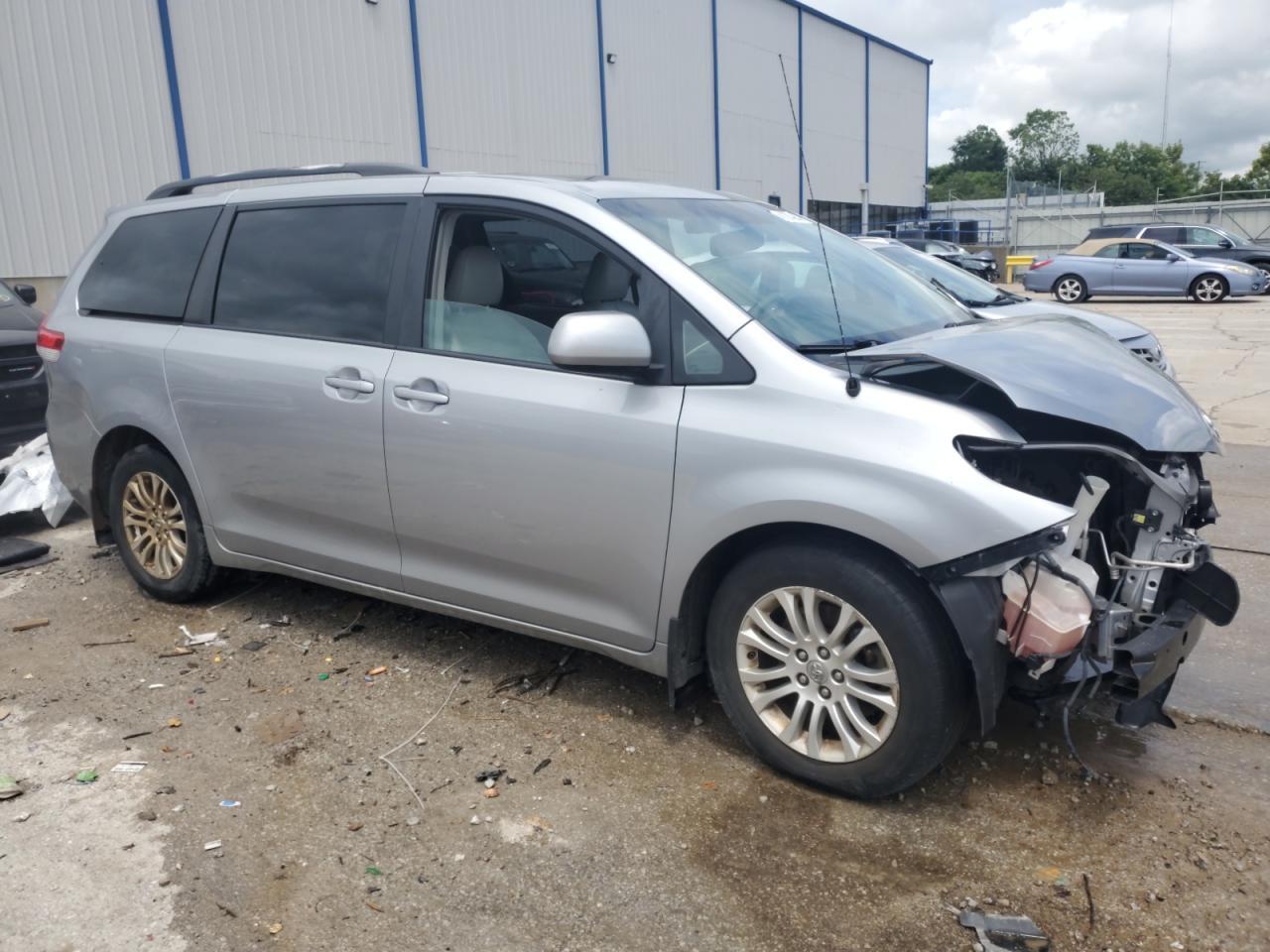 2011 TOYOTA SIENNA