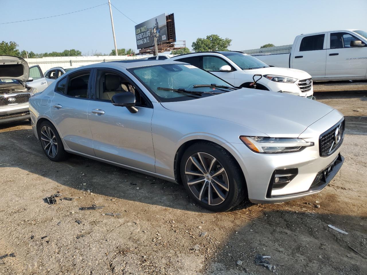 2022 VOLVO S60
