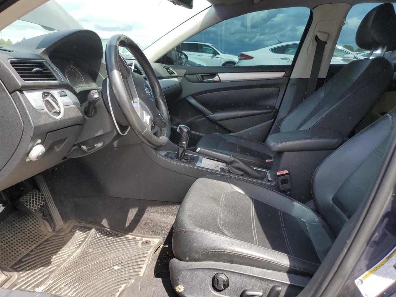 2012 VOLKSWAGEN Passat