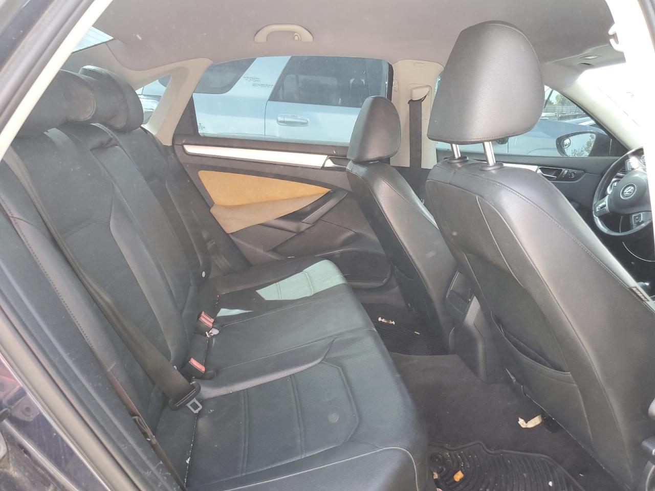 2012 VOLKSWAGEN Passat