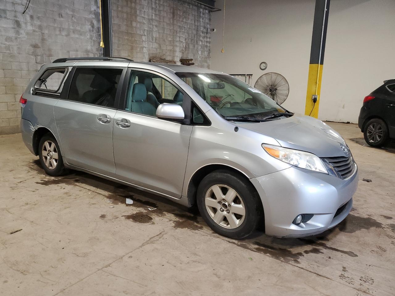 2012 TOYOTA SIENNA