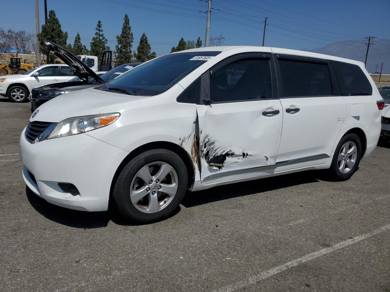 2017 TOYOTA SIENNA