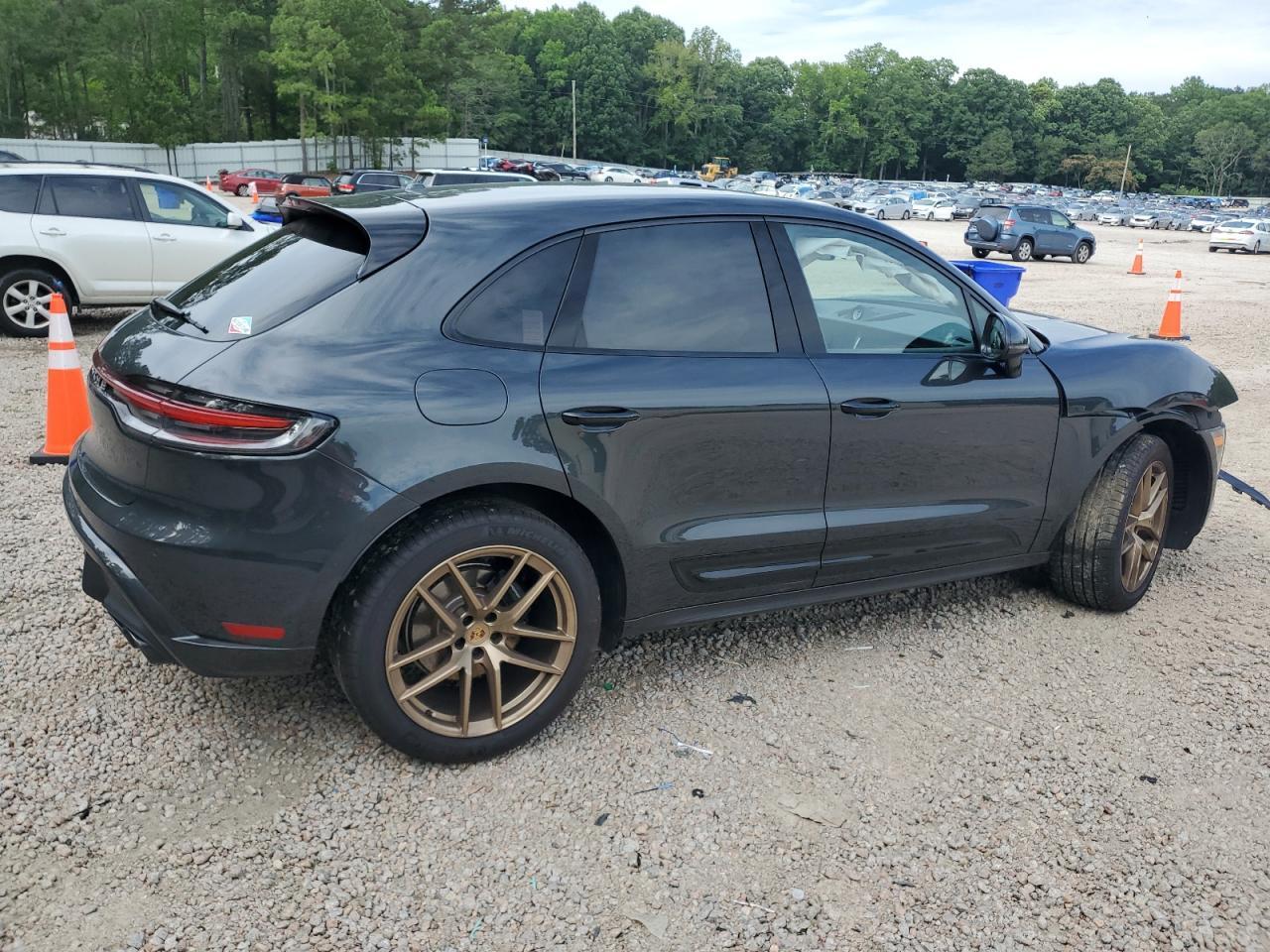 2025 PORSCHE Macan