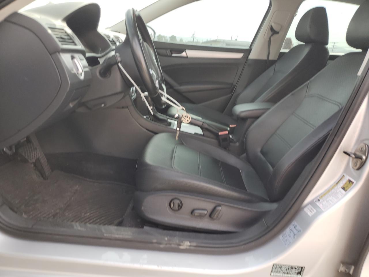 2012 VOLKSWAGEN Passat