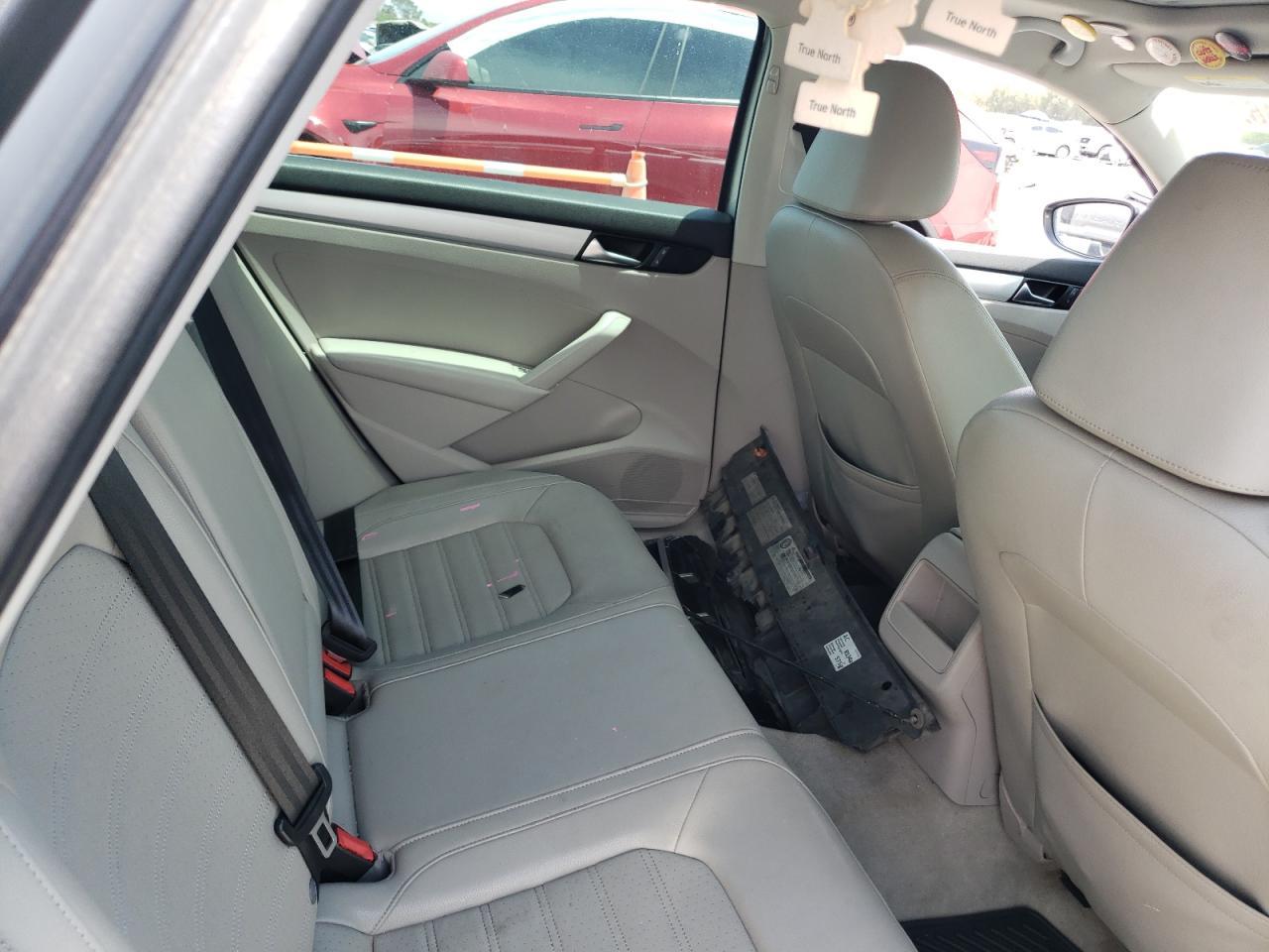 2012 VOLKSWAGEN Passat