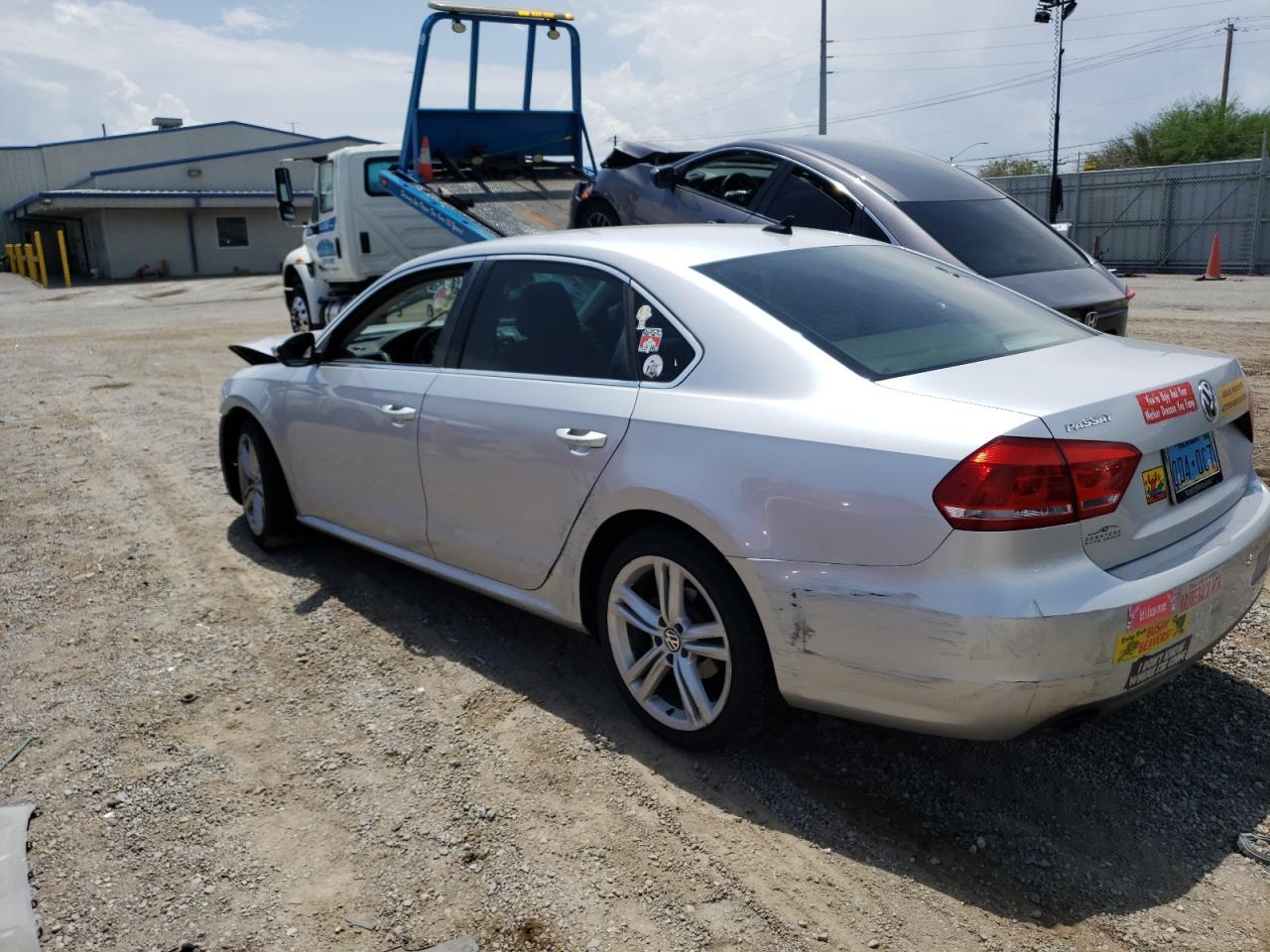 2012 VOLKSWAGEN Passat