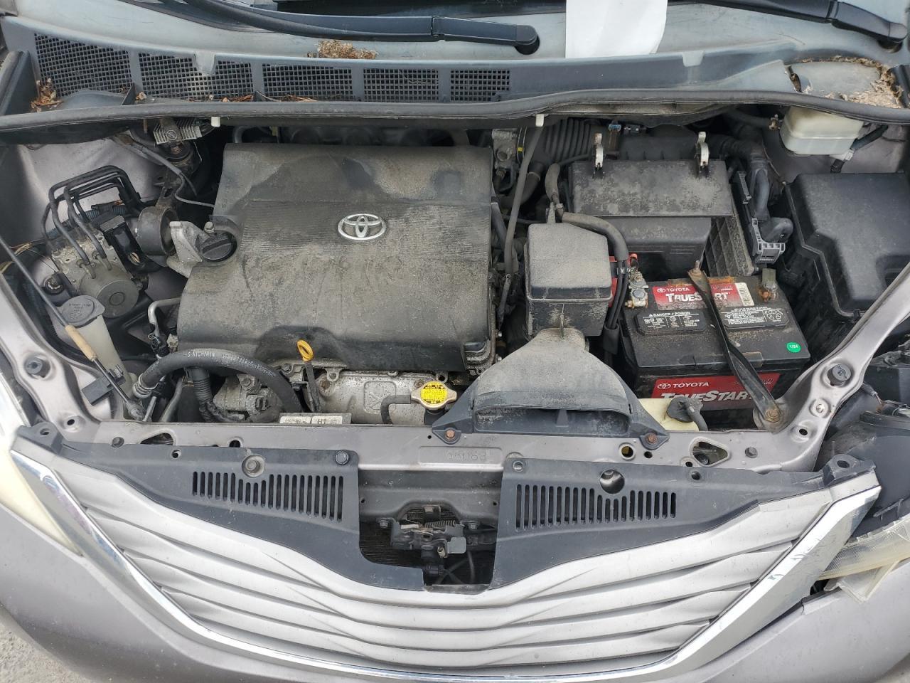 2011 TOYOTA SIENNA