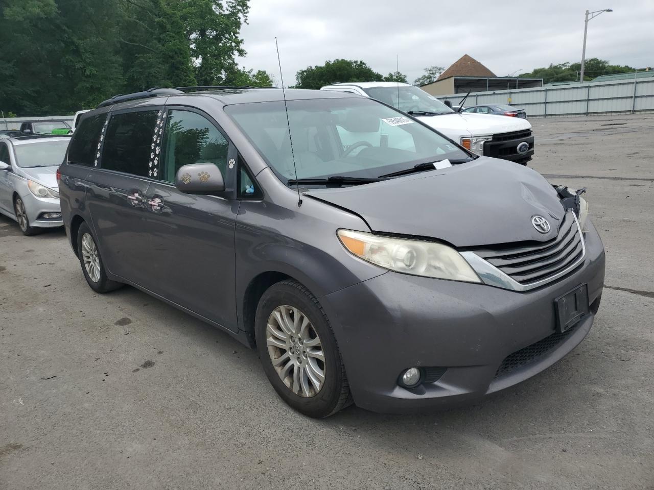 2011 TOYOTA SIENNA