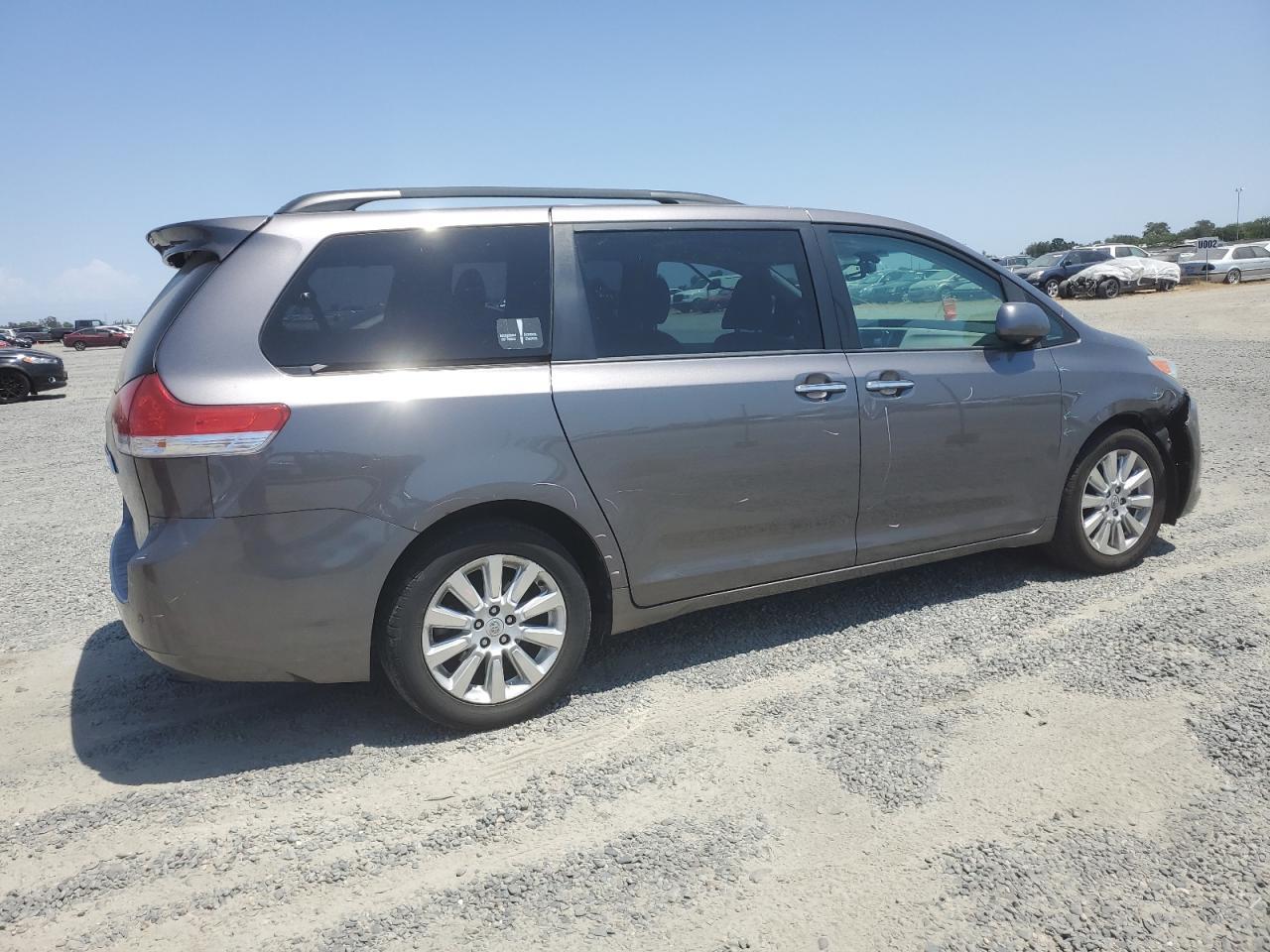 2011 TOYOTA SIENNA