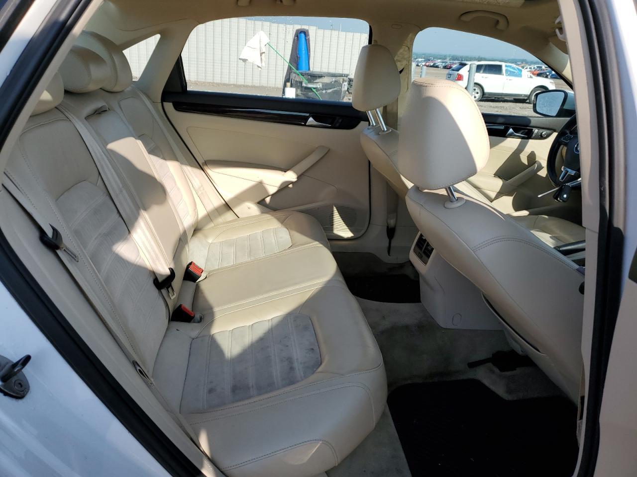 2014 VOLKSWAGEN Passat