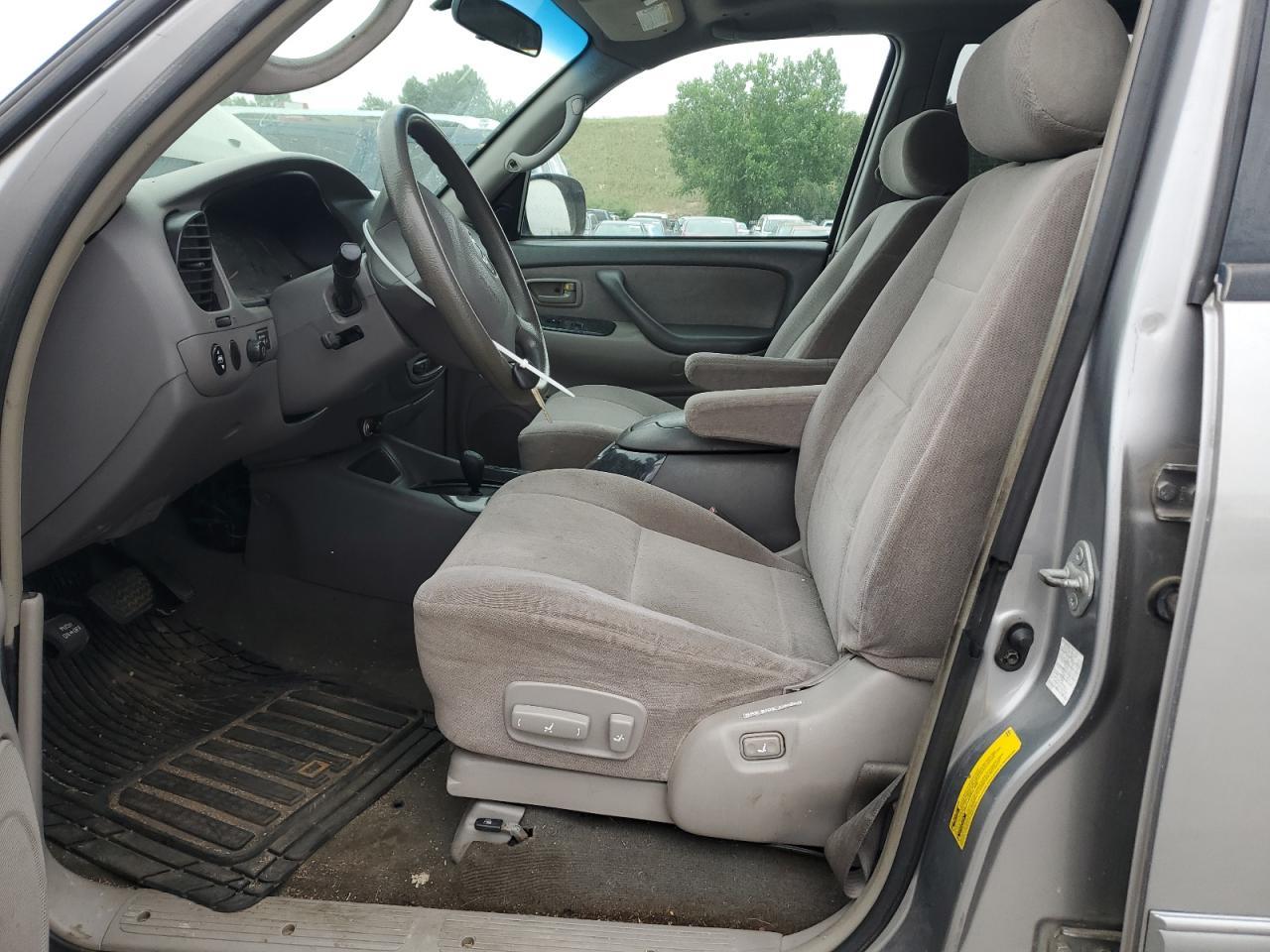 2004 TOYOTA Sequoia