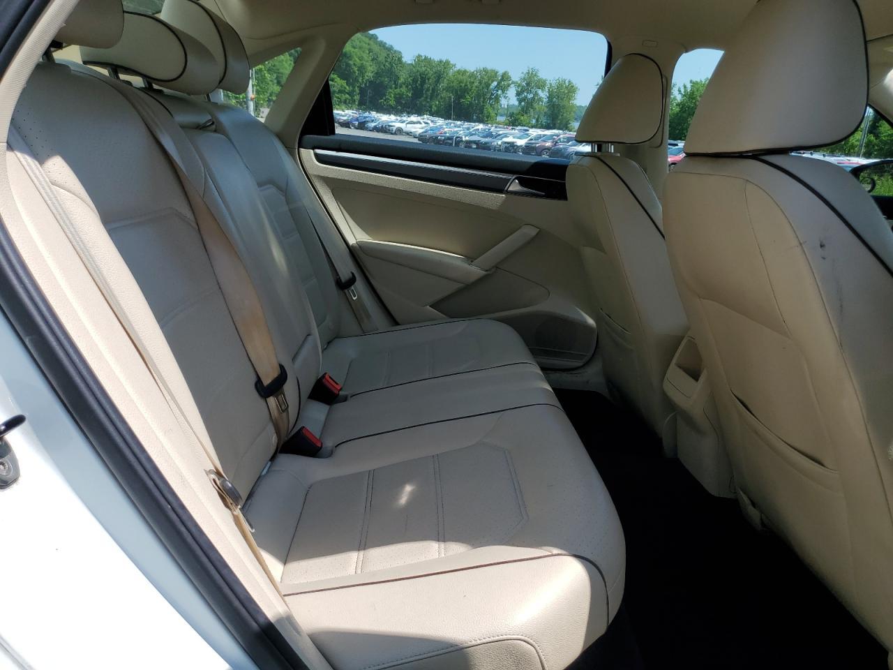 2016 VOLKSWAGEN Passat