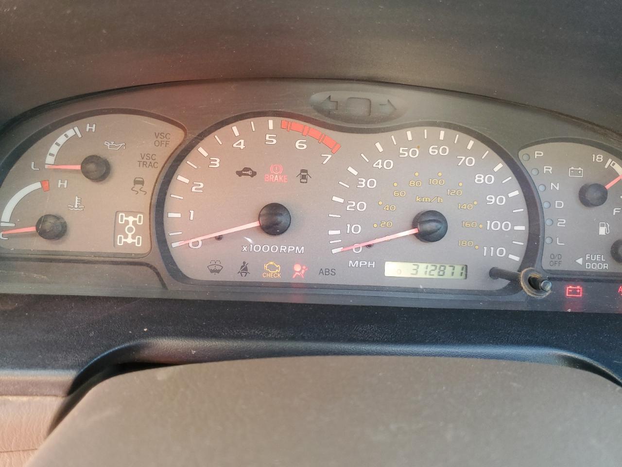 2004 TOYOTA Sequoia