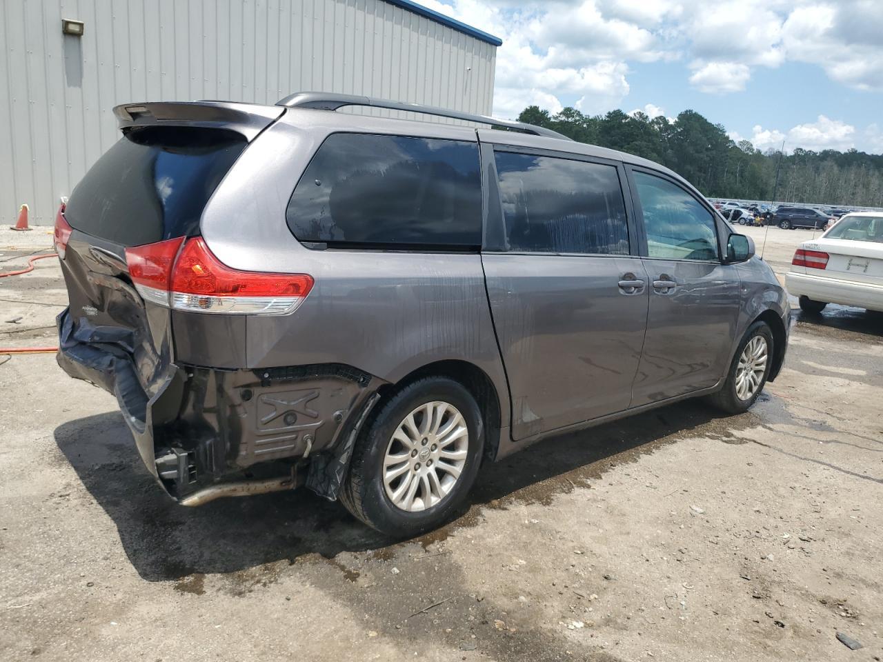 2011 TOYOTA SIENNA