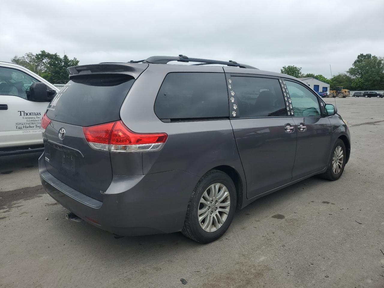 2011 TOYOTA SIENNA