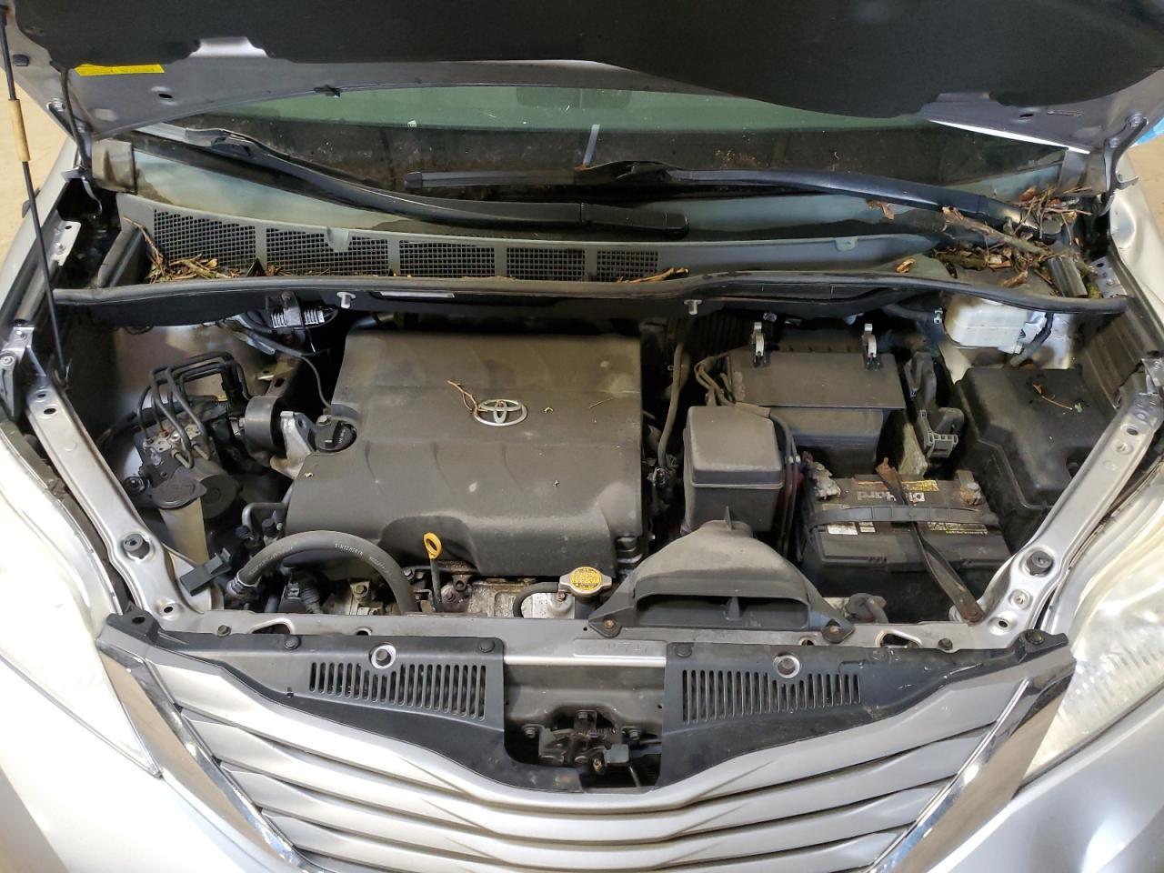 2012 TOYOTA SIENNA