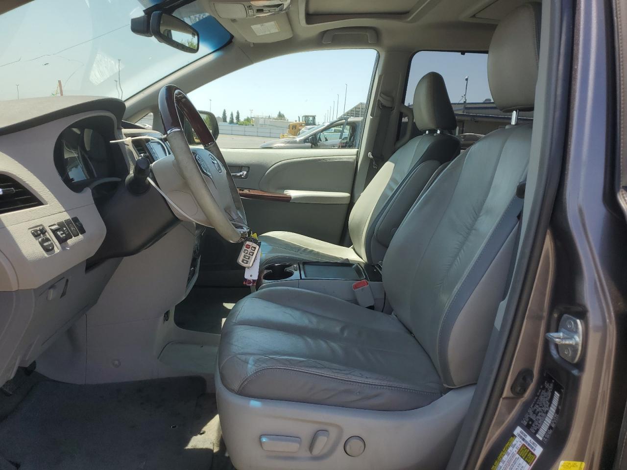 2011 TOYOTA SIENNA