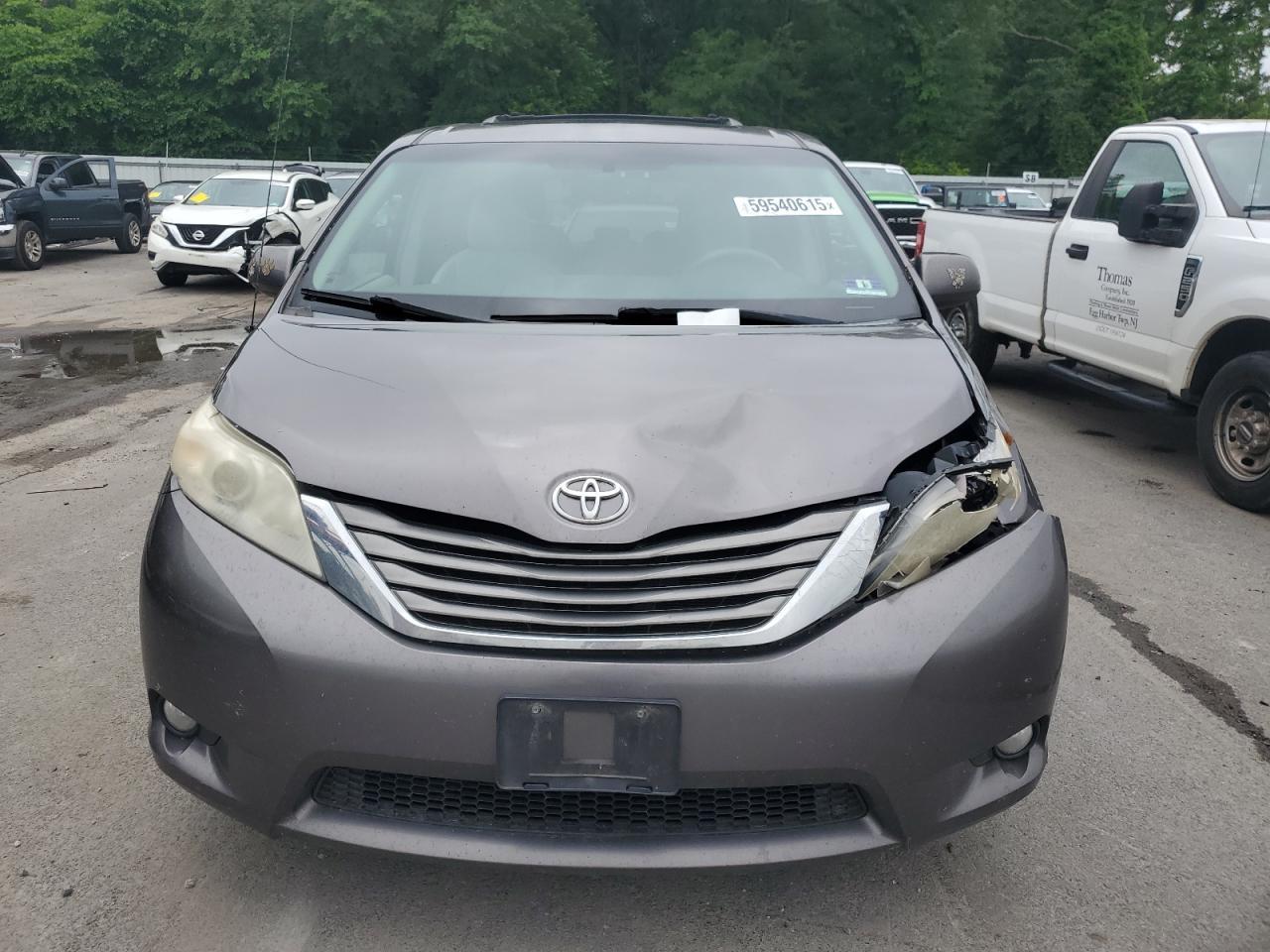 2011 TOYOTA SIENNA