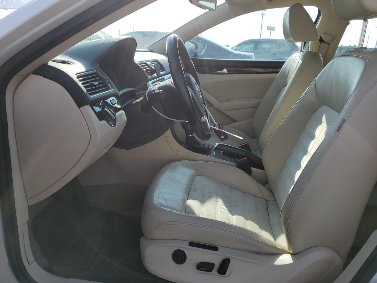 2014 VOLKSWAGEN Passat