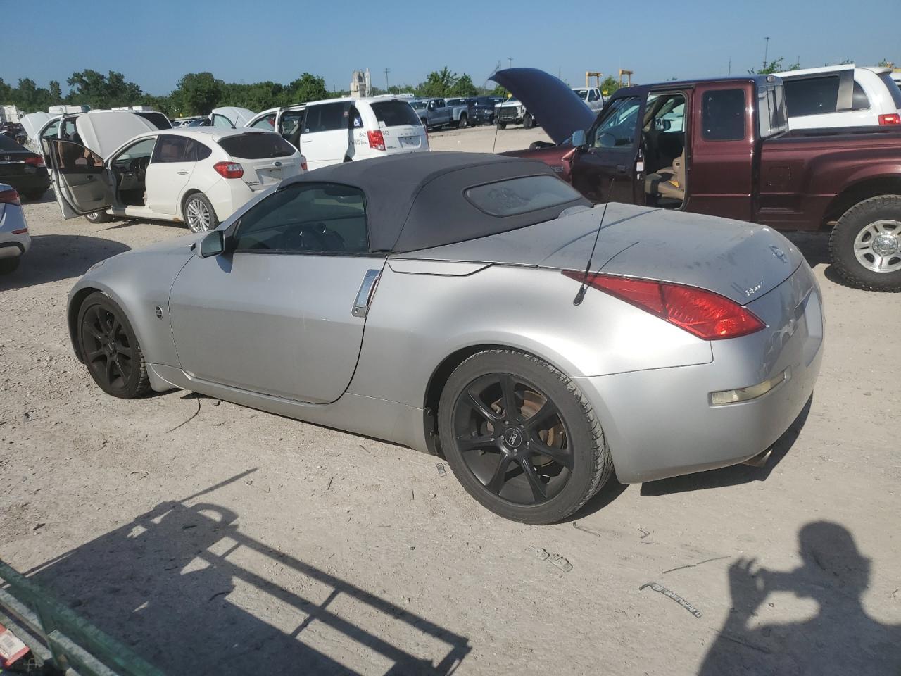 2004 NISSAN Z