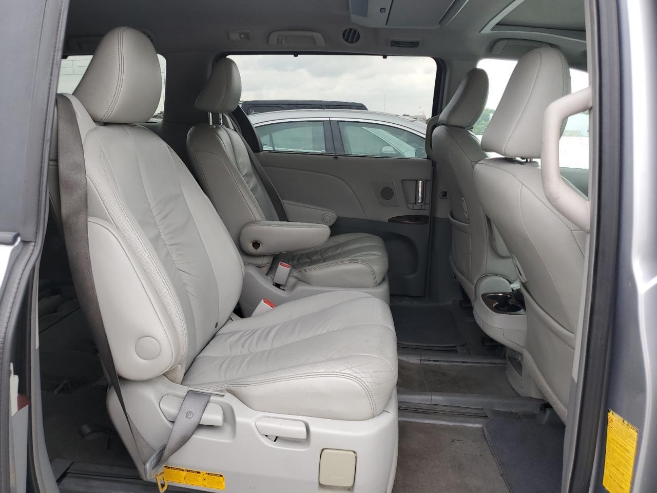 2011 TOYOTA SIENNA