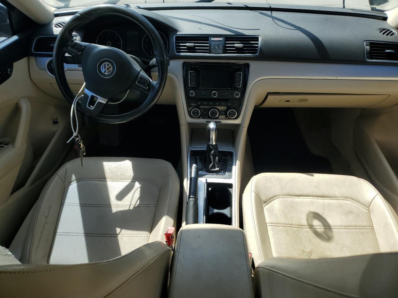 2012 VOLKSWAGEN Passat