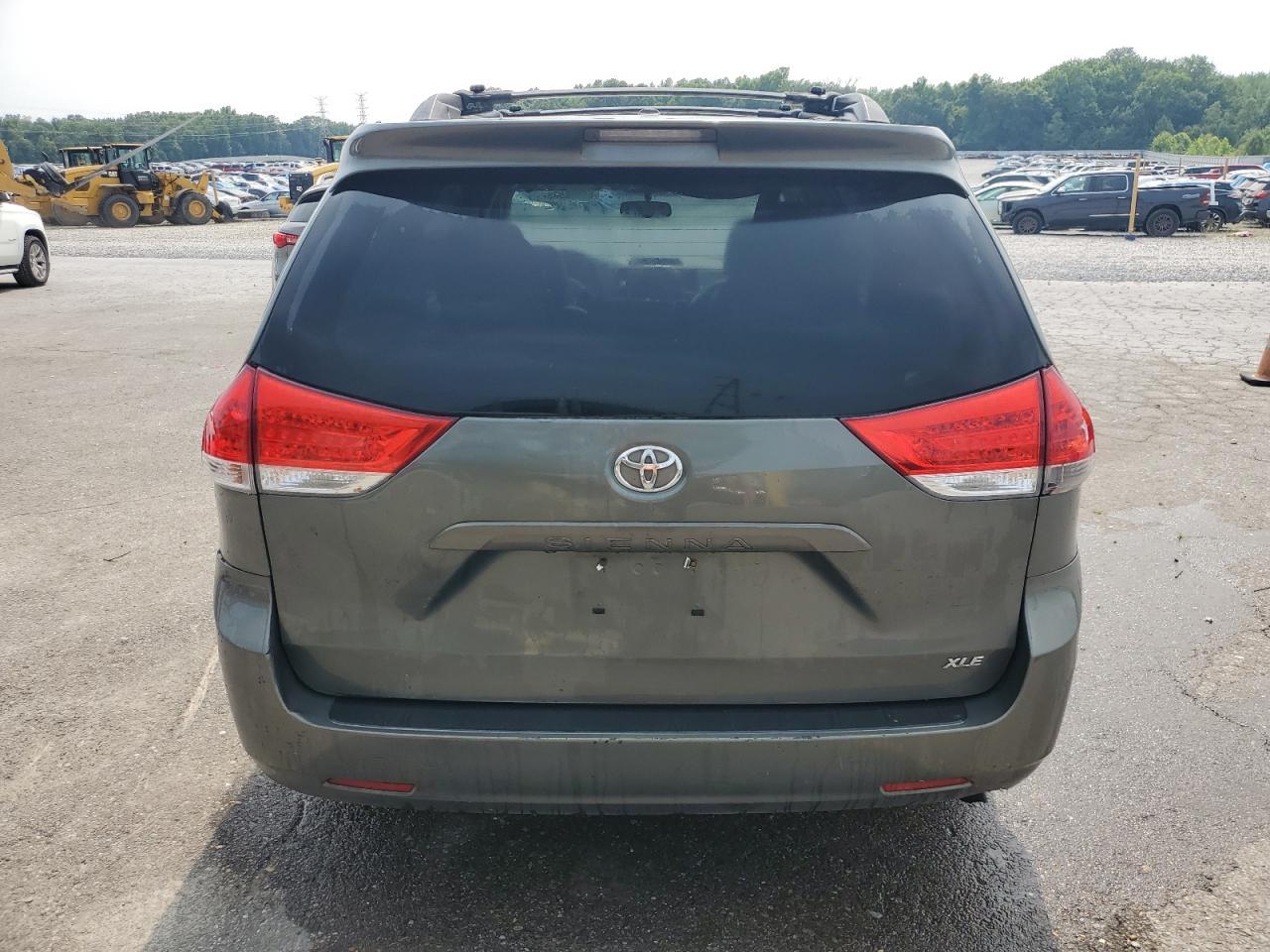 2011 TOYOTA SIENNA