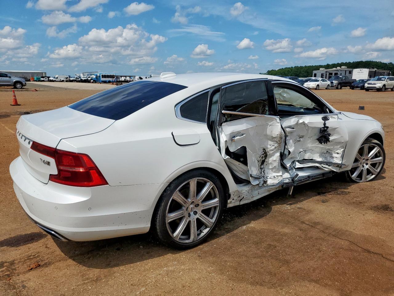 2017 VOLVO S90