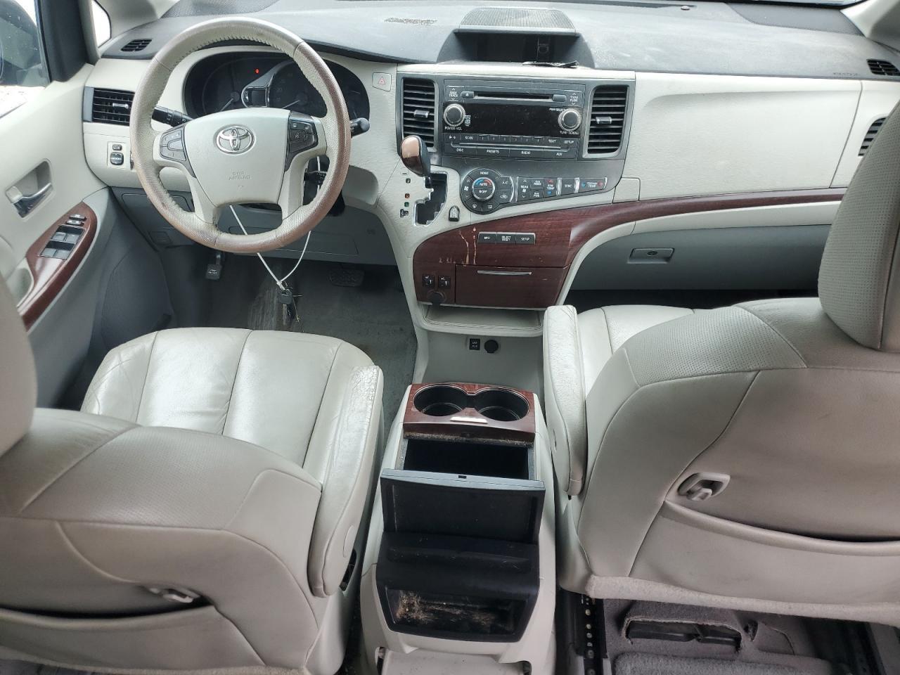 2011 TOYOTA SIENNA