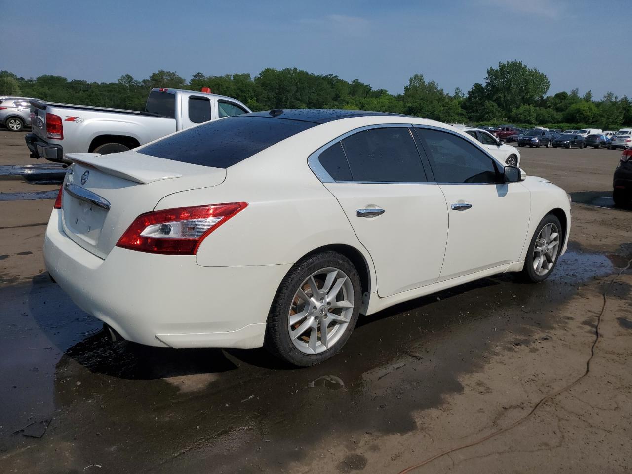 2010 NISSAN Maxima