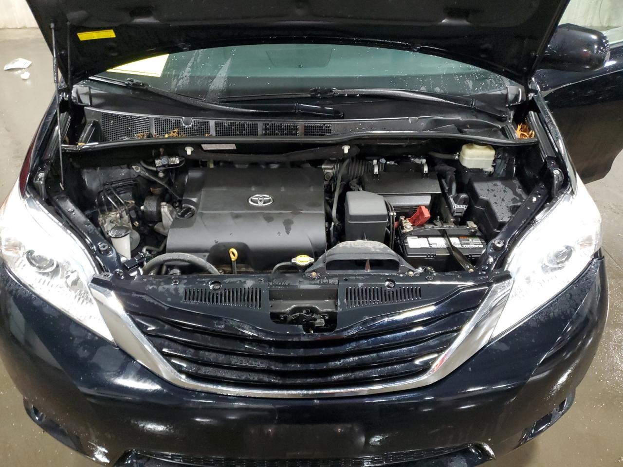 2016 TOYOTA SIENNA