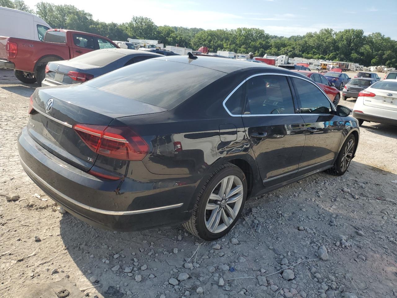 2017 VOLKSWAGEN Passat