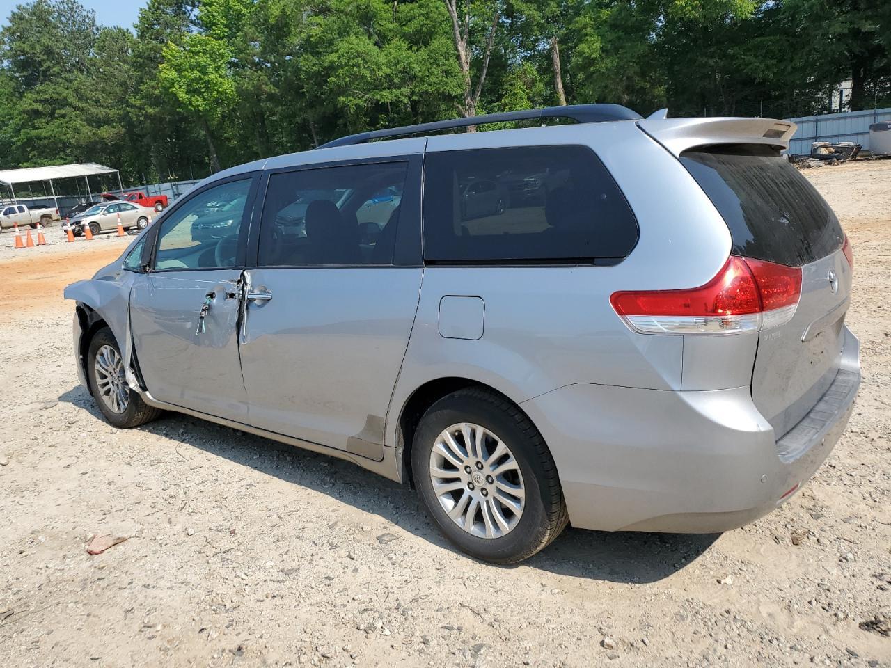 2011 TOYOTA SIENNA